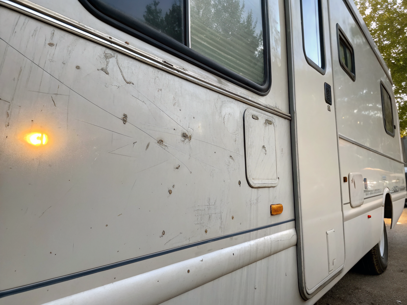 Matter und verwitterter Wohnmobil Lack